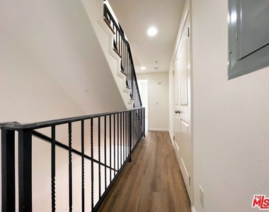 429 S St Andrews Pl - Photo Thumbnail 2