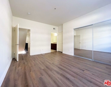429 S St Andrews Pl - Photo Thumbnail 5