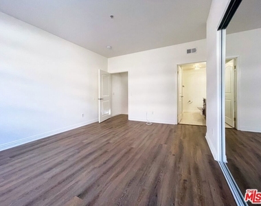 429 S St Andrews Pl - Photo Thumbnail 6