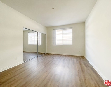 429 S St Andrews Pl - Photo Thumbnail 4