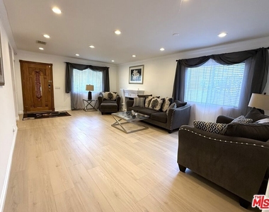 10109 Gloria Avenue - Photo Thumbnail 6