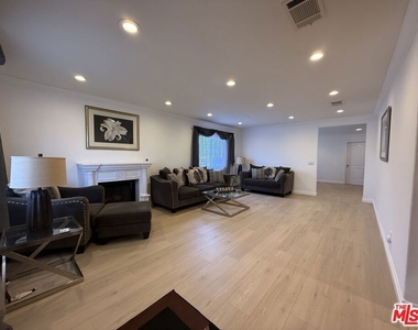 10109 Gloria Avenue - Photo Thumbnail 4