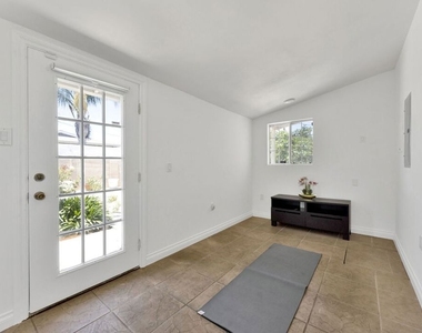 10109 Gloria Avenue - Photo Thumbnail 20