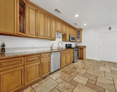10109 Gloria Avenue - Photo Thumbnail 9