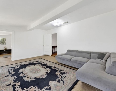 10109 Gloria Avenue - Photo Thumbnail 2