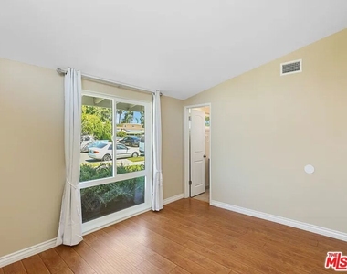 526 N Emerald Drive - Photo Thumbnail 9