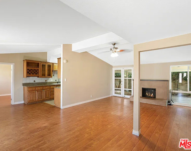 526 N Emerald Drive - Photo Thumbnail 2
