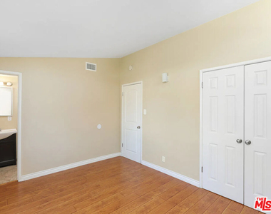 526 N Emerald Drive - Photo Thumbnail 11
