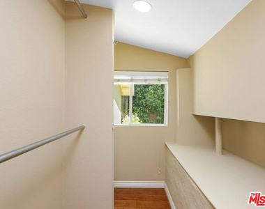526 N Emerald Drive - Photo Thumbnail 10