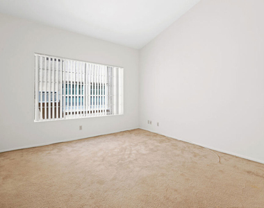 607 N Rossmore Avenue - Photo Thumbnail 5