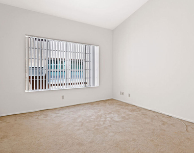 607 N Rossmore Avenue - Photo Thumbnail 6