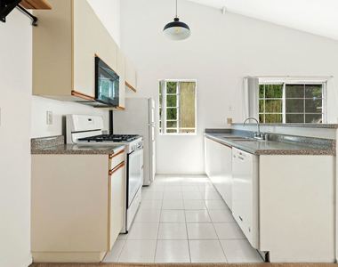 607 N Rossmore Avenue - Photo Thumbnail 4