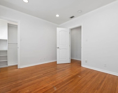 2030 Kelton Avenue - Photo Thumbnail 9