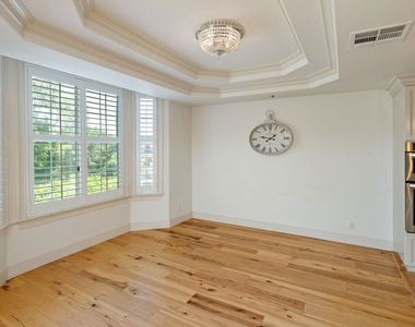 575 S Barrington Avenue - Photo Thumbnail 8