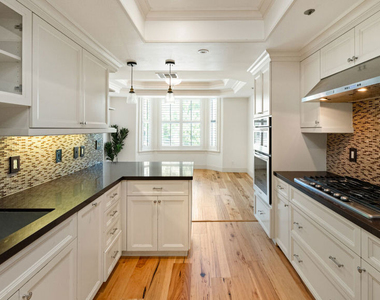 575 S Barrington Avenue - Photo Thumbnail 12