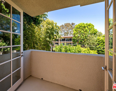 575 S Barrington Avenue - Photo Thumbnail 18