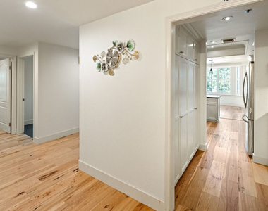 575 S Barrington Avenue - Photo Thumbnail 3
