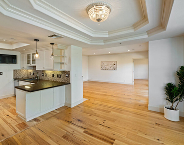 575 S Barrington Avenue - Photo Thumbnail 9