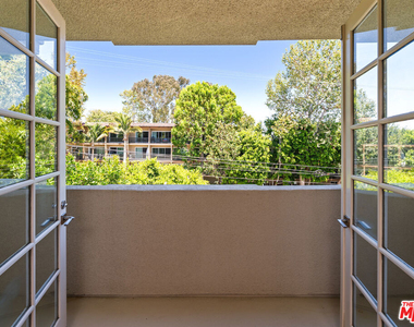 575 S Barrington Avenue - Photo Thumbnail 6