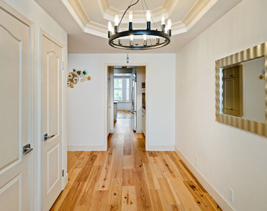 575 S Barrington Avenue - Photo Thumbnail 2