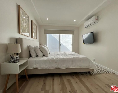 8757 Dorrington Avenue - Photo Thumbnail 4