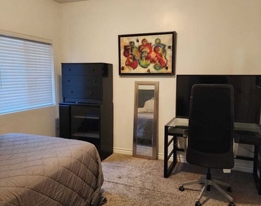 3582 S Budlong Avenue - Photo Thumbnail 21