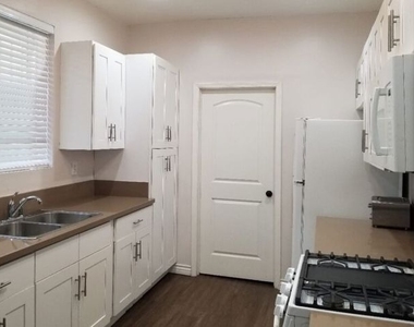 3582 S Budlong Avenue - Photo Thumbnail 7