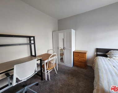 3582 S Budlong Avenue - Photo Thumbnail 30