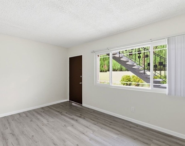 1361 Yosemite Drive - Photo Thumbnail 3