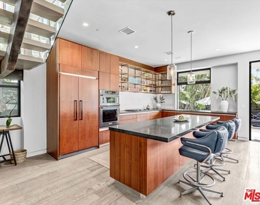 1724 N Sierra Bonita Avenue - Photo Thumbnail 6