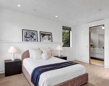 1724 N Sierra Bonita Avenue - Photo Thumbnail 21