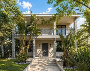 1724 N Sierra Bonita Avenue - Photo Thumbnail 2