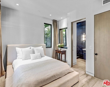 1724 N Sierra Bonita Avenue - Photo Thumbnail 17