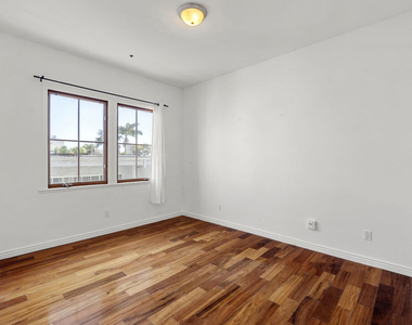 744 N Alfred Street - Photo Thumbnail 32