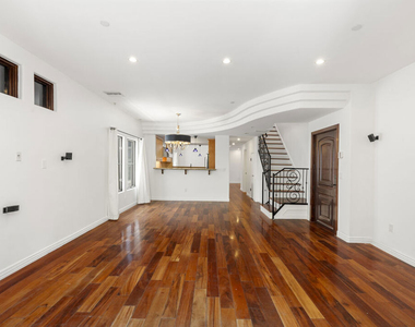 744 N Alfred Street - Photo Thumbnail 9