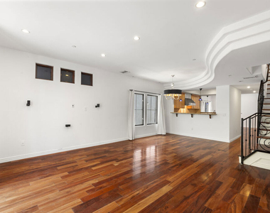 744 N Alfred Street - Photo Thumbnail 10