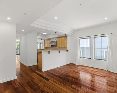 744 N Alfred Street - Photo Thumbnail 13