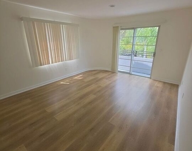 2050 S Bentley Avenue - Photo Thumbnail 3