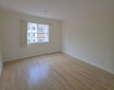 2050 S Bentley Avenue - Photo Thumbnail 4