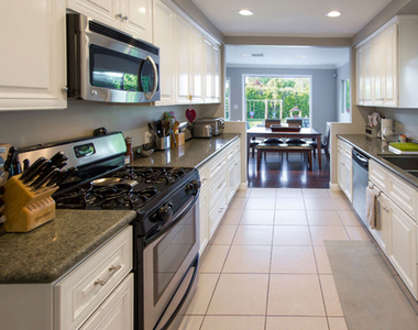 12419 Sarah Street - Photo Thumbnail 8