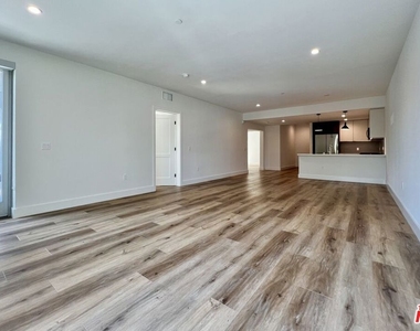 5801 Camerford Avenue - Photo Thumbnail 4