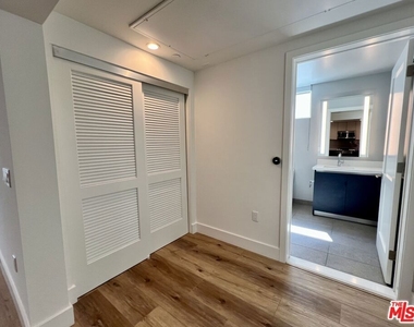 5801 Camerford Avenue - Photo Thumbnail 12