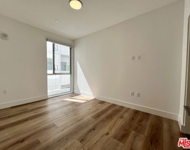 5801 Camerford Avenue - Photo Thumbnail 10