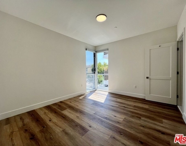 5801 Camerford Avenue - Photo Thumbnail 5