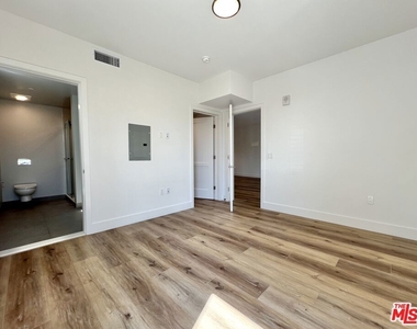 5801 Camerford Avenue - Photo Thumbnail 6