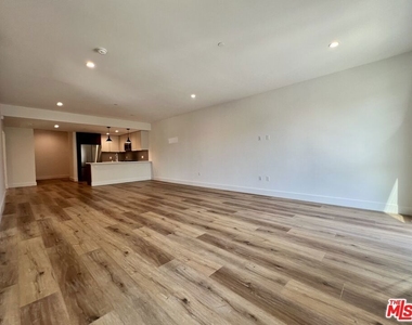 5801 Camerford Avenue - Photo Thumbnail 3