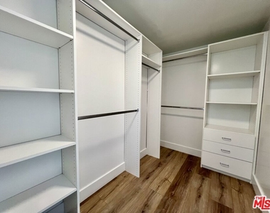 5801 Camerford Avenue - Photo Thumbnail 8