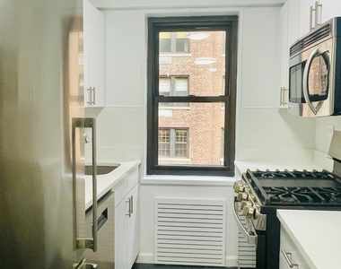 405 East 56th Street - Photo Thumbnail 2