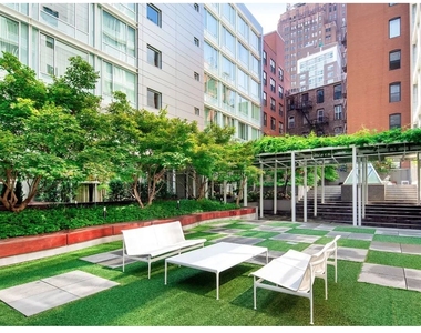 311 W Broadway - Photo Thumbnail 11