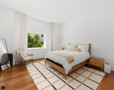 311 W Broadway - Photo Thumbnail 5